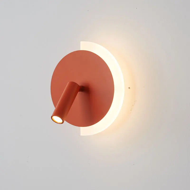 Nástěnné světlo LunaSpot LED u postele s minimalistickým designem