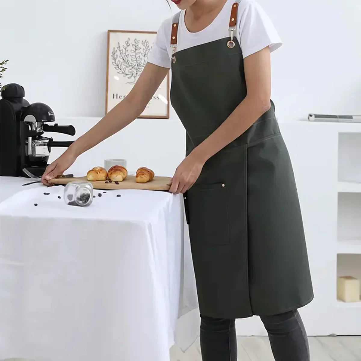 Delantal impermeable WorkEase con bolsillos de lona y falda dividida