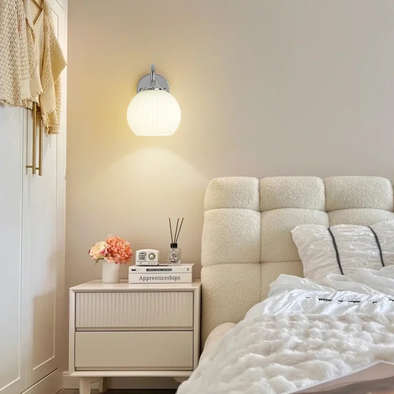 Quashion Chrome vegglampe med minimalistisk stil og mykt lys
