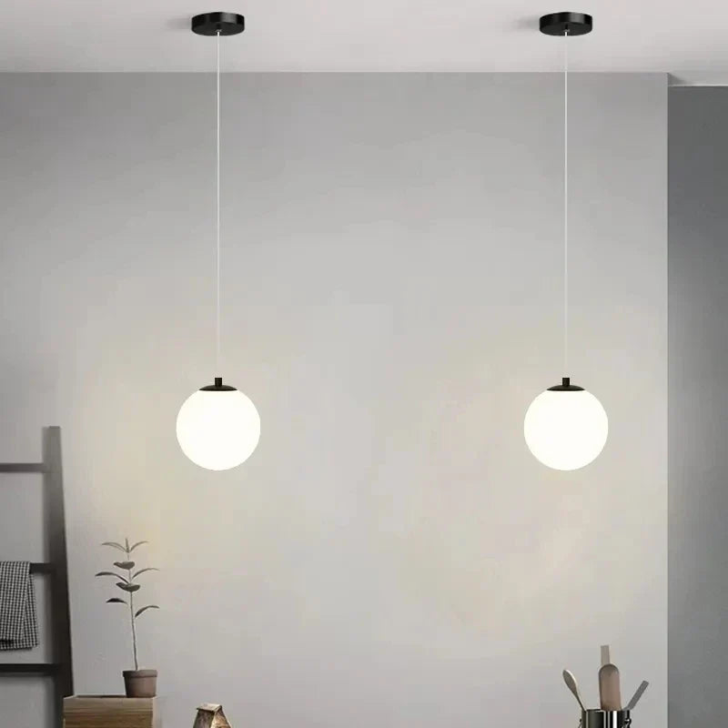 Lampa wisząca Luna z kloszem ze szkła, nordycki nowoczesny design