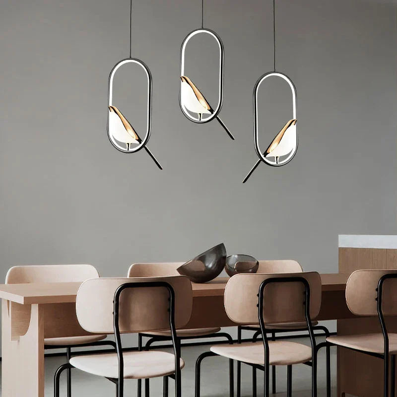 Lampa wisząca Magpie z nordyckimi motywami ptaków do nowoczesnych wnętrz