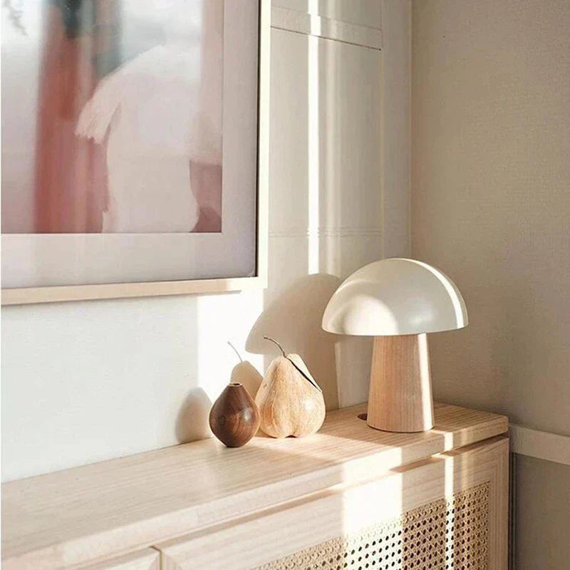 Stolní lampa Nova Mushroom s teplým dřevěným dekorem