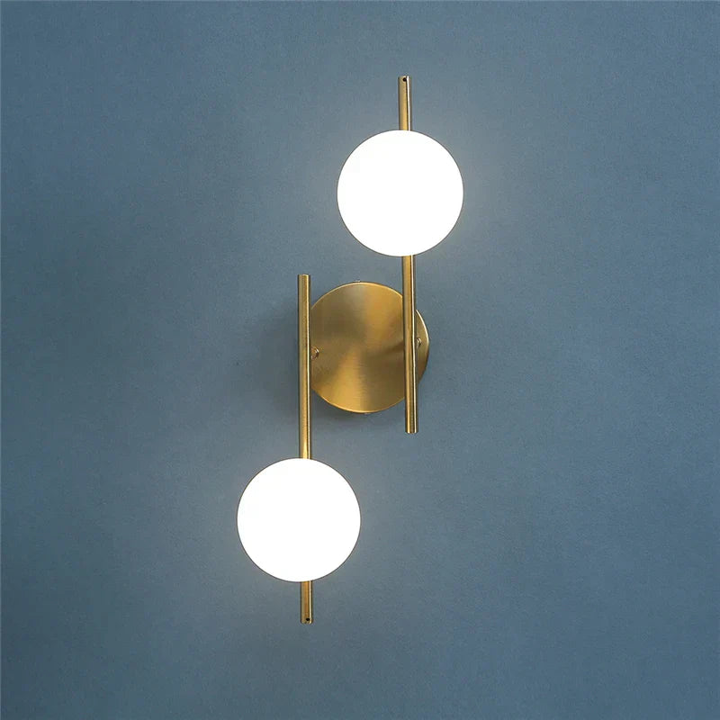 Luz de Parede da Astra com Duas Esferas de Vidro Fosco em Dourado Escovado