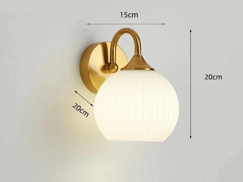 Quashion Chrome vegglampe med minimalistisk stil og mykt lys