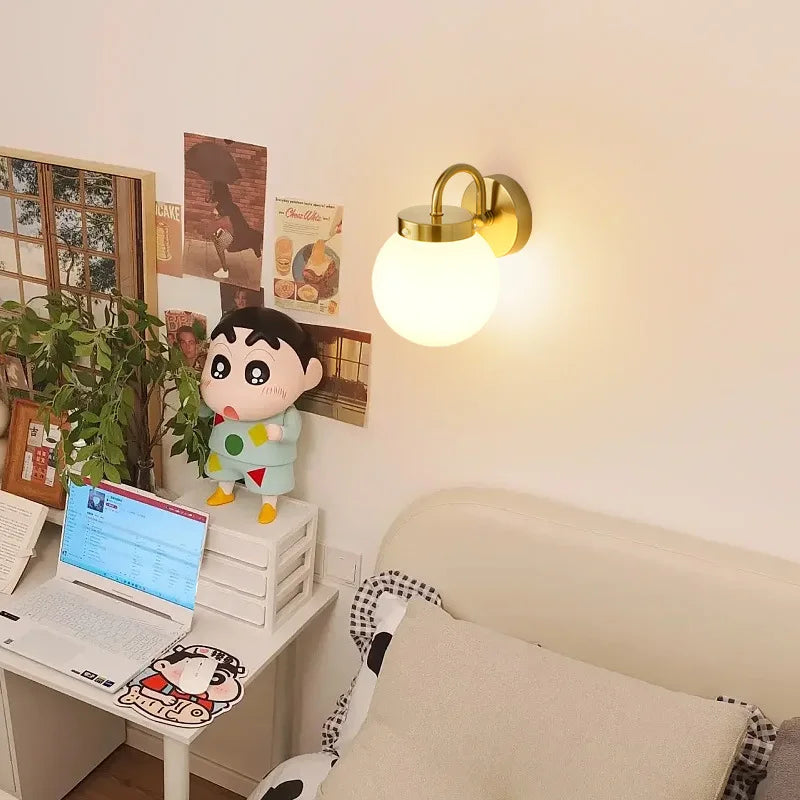 Quashion Chrome vegglampe med minimalistisk stil og mykt lys