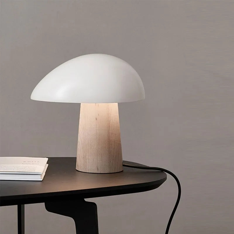Stolní lampa Nova Mushroom s teplým dřevěným dekorem