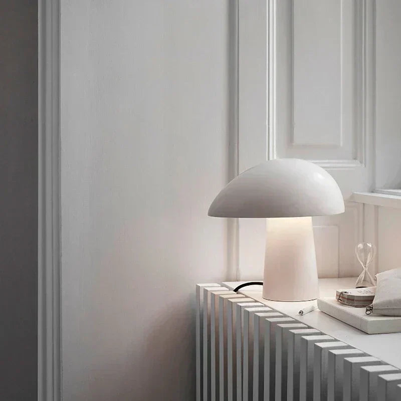 Stolní lampa Nova Mushroom s teplým dřevěným dekorem