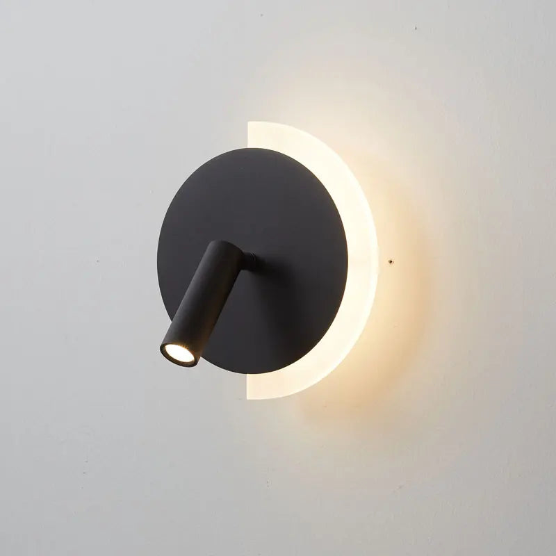 Nástěnné světlo LunaSpot LED u postele s minimalistickým designem