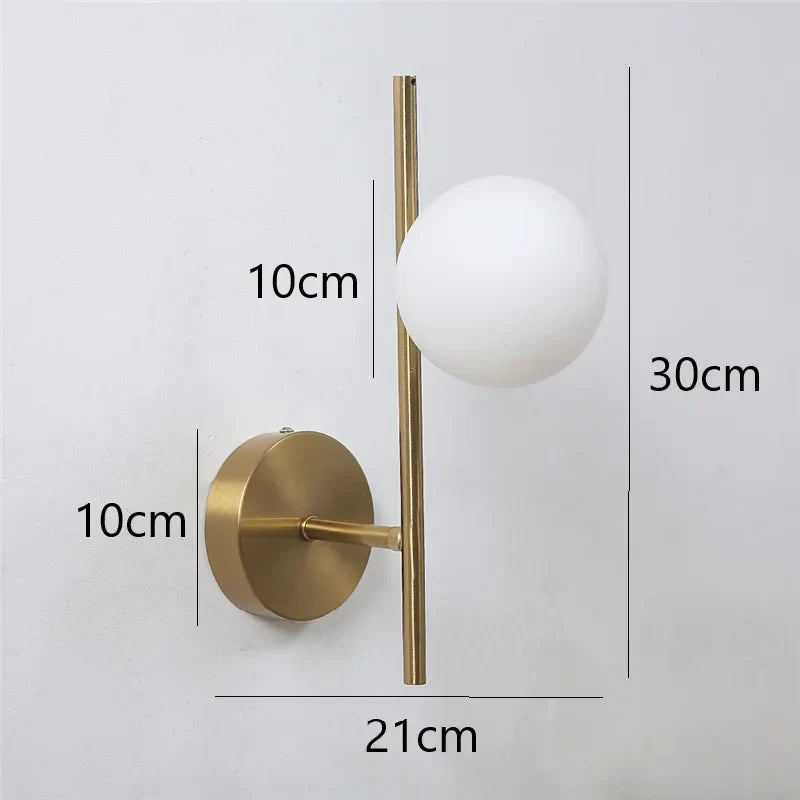Luz de Parede da Astra com Duas Esferas de Vidro Fosco em Dourado Escovado