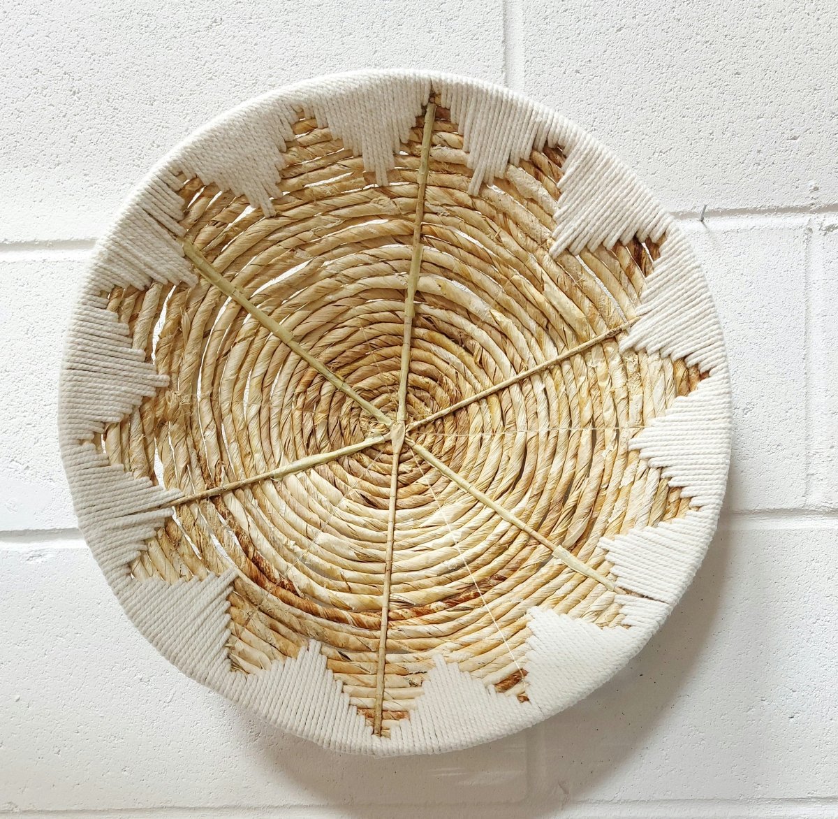 Nástěnné koše z mořské trávy NatureWeave v kmenovém stylu pro přírodní interiéry