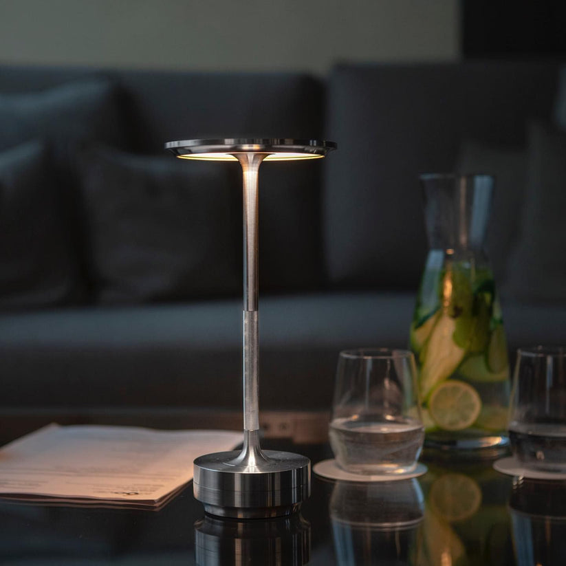 AuroraLine Slank Bordlampe for Moderne Interiører og Stemning