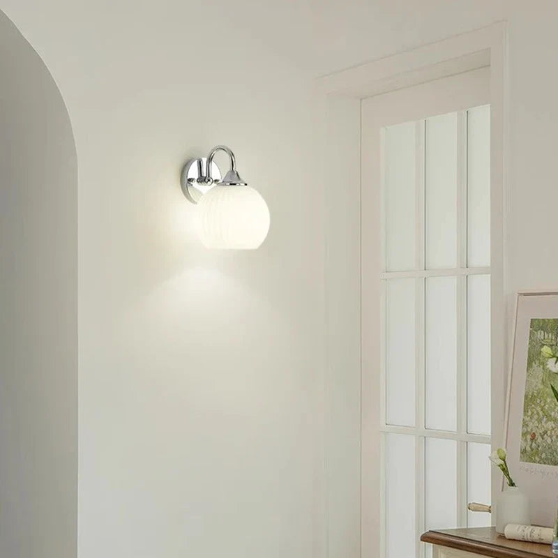 Quashion Chrome vegglampe med minimalistisk stil og mykt lys
