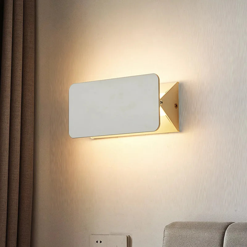 مصباح حائط LED حديث مع ذراع ألومنيوم متحرك للديكورات الداخلية العصرية