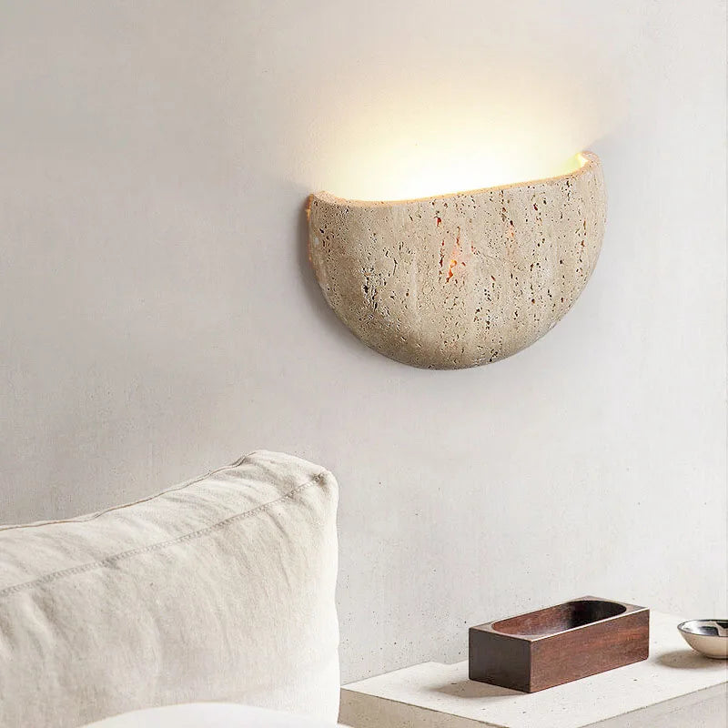 Wabi-Sabi kamenná nástěnná lampa s přírodním travertinovým polokruhovým stínidlem