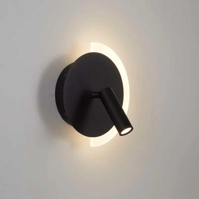 Nástěnné světlo LunaSpot LED u postele s minimalistickým designem