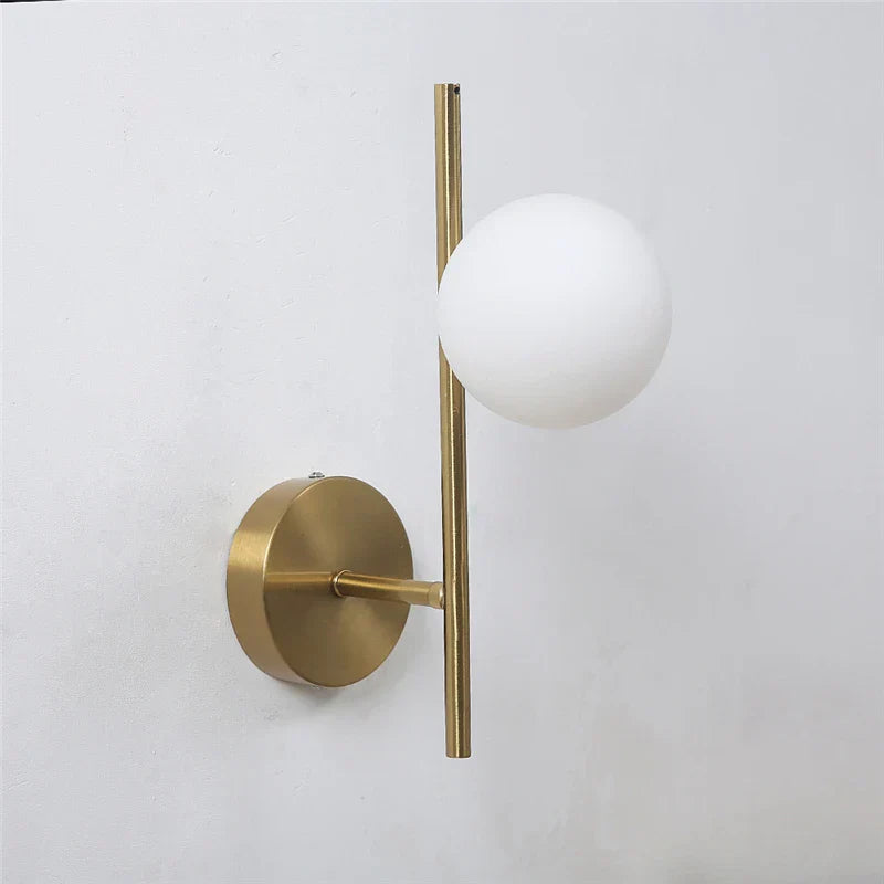 Luz de Parede da Astra com Duas Esferas de Vidro Fosco em Dourado Escovado