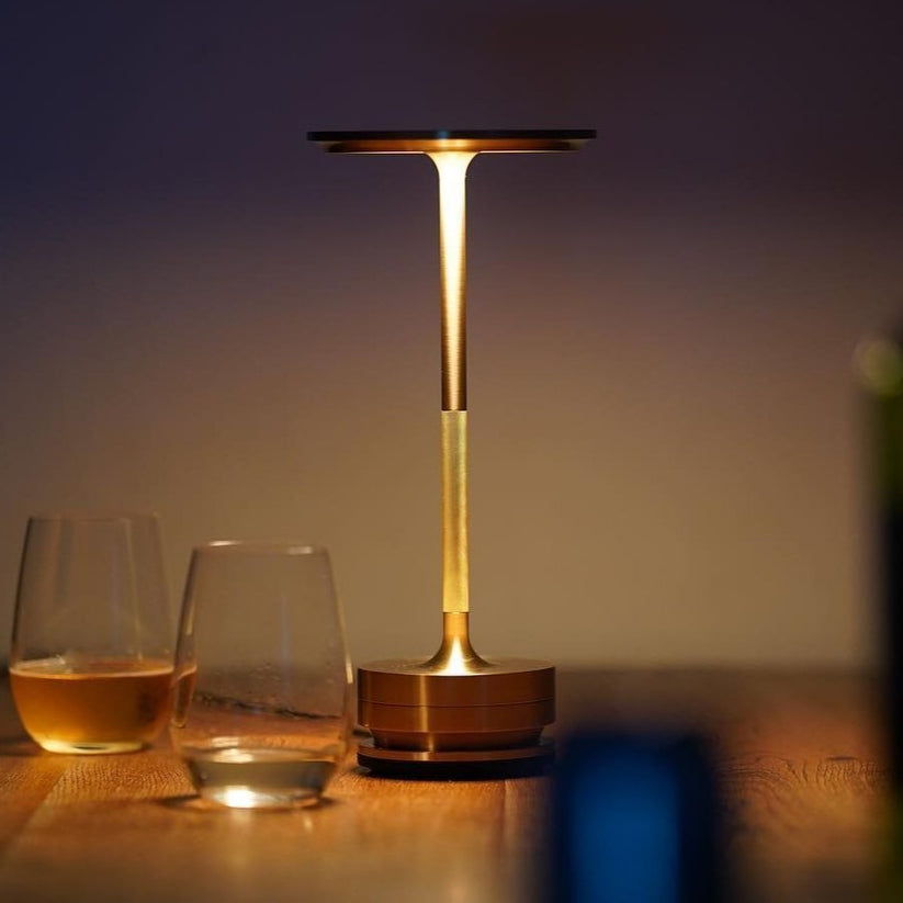 AuroraLine Slank Bordlampe for Moderne Interiører og Stemning