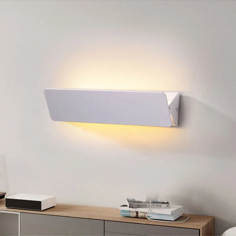 مصباح حائط LED حديث مع ذراع ألومنيوم متحرك للديكورات الداخلية العصرية