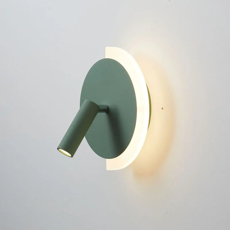 Nástěnné světlo LunaSpot LED u postele s minimalistickým designem