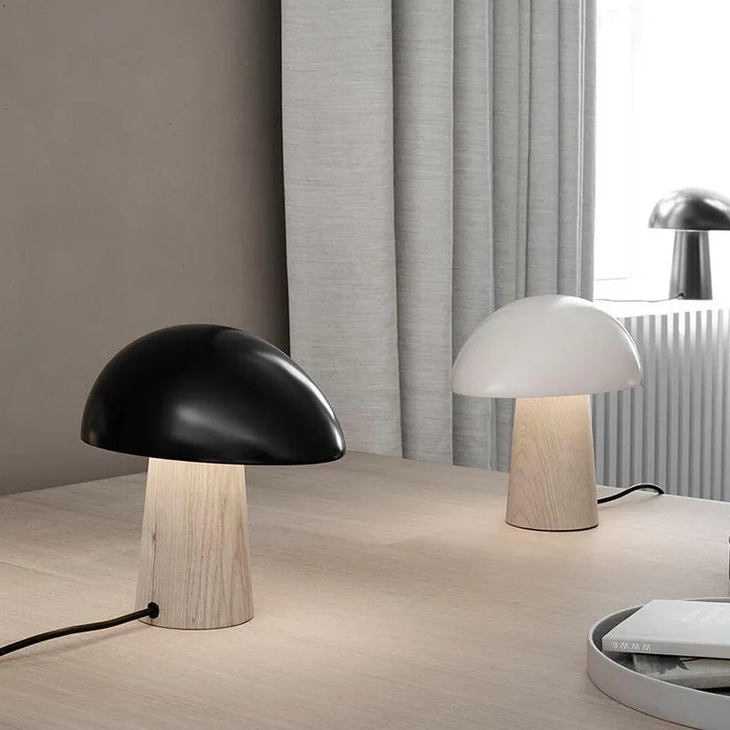 Stolní lampa Nova Mushroom s teplým dřevěným dekorem