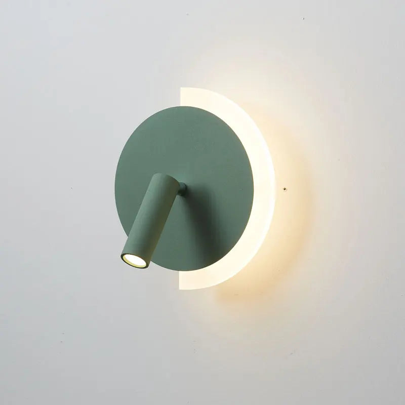 Nástěnné světlo LunaSpot LED u postele s minimalistickým designem