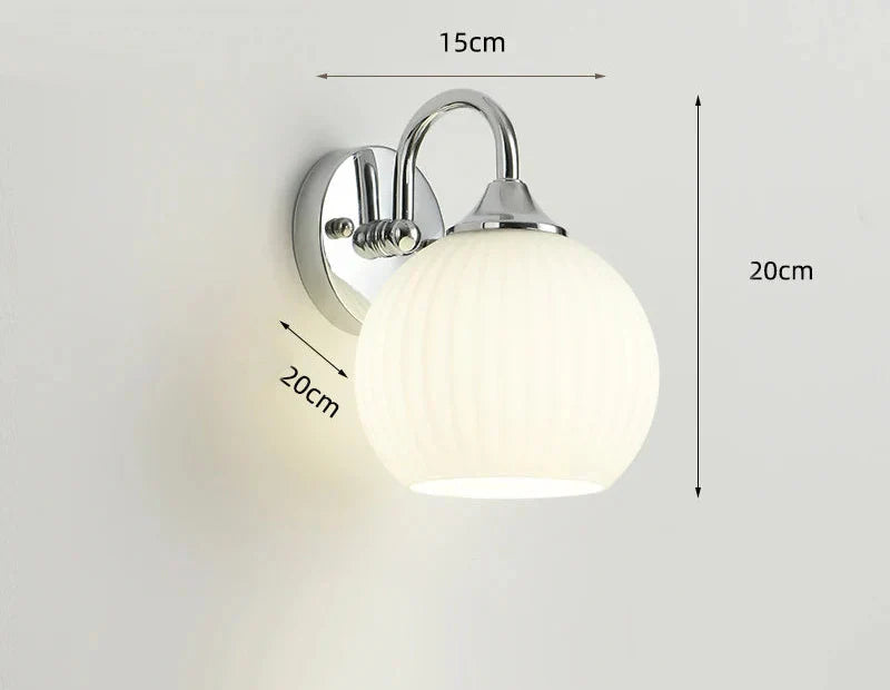 Quashion Chrome vegglampe med minimalistisk stil og mykt lys