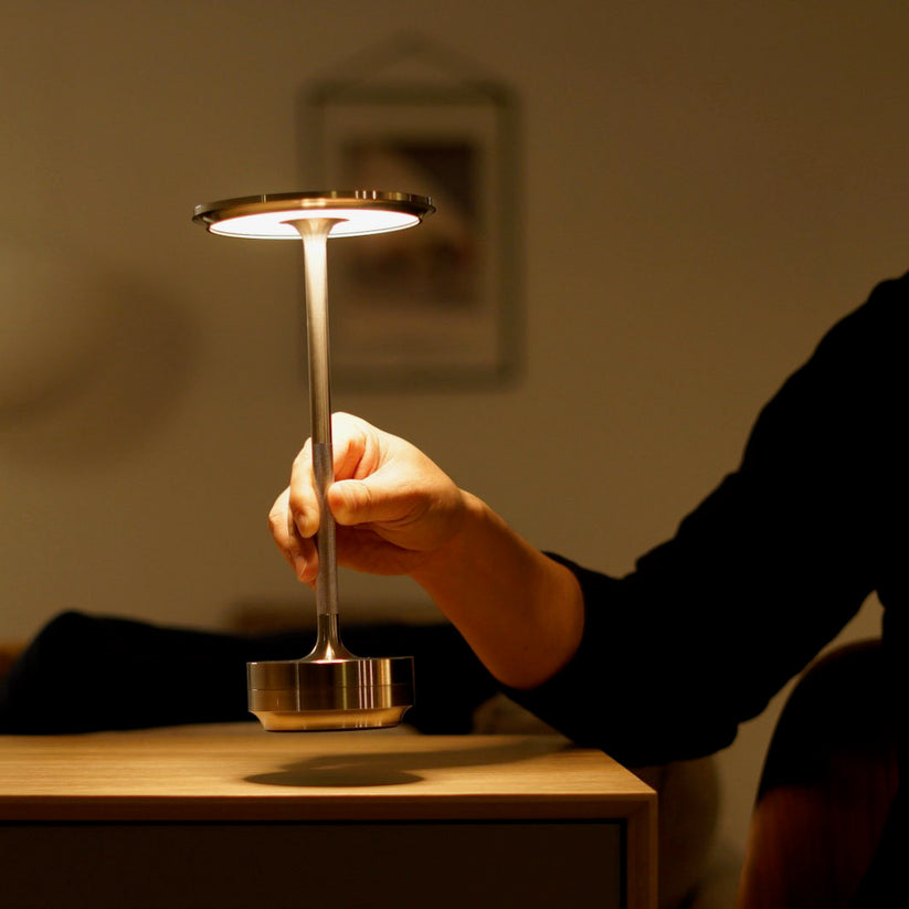 AuroraLine Slank Bordlampe for Moderne Interiører og Stemning