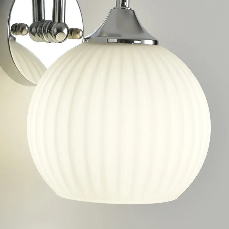 Quashion Chrome vegglampe med minimalistisk stil og mykt lys