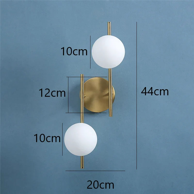 Luz de Parede da Astra com Duas Esferas de Vidro Fosco em Dourado Escovado