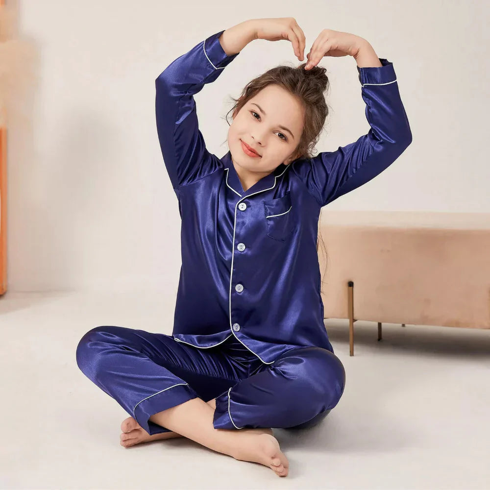 Conjunto de pijama para niños con botones en la parte superior y pantalones a juego