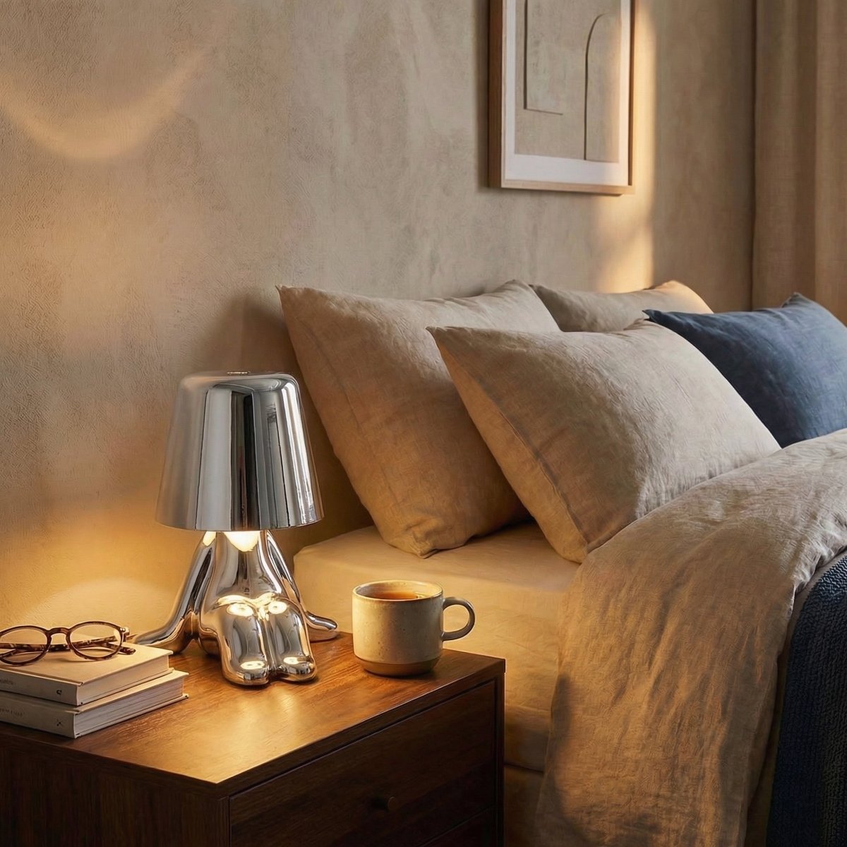 Modern kompakt bordslampa med unik design och energieffektiv LED | Rosalyssa