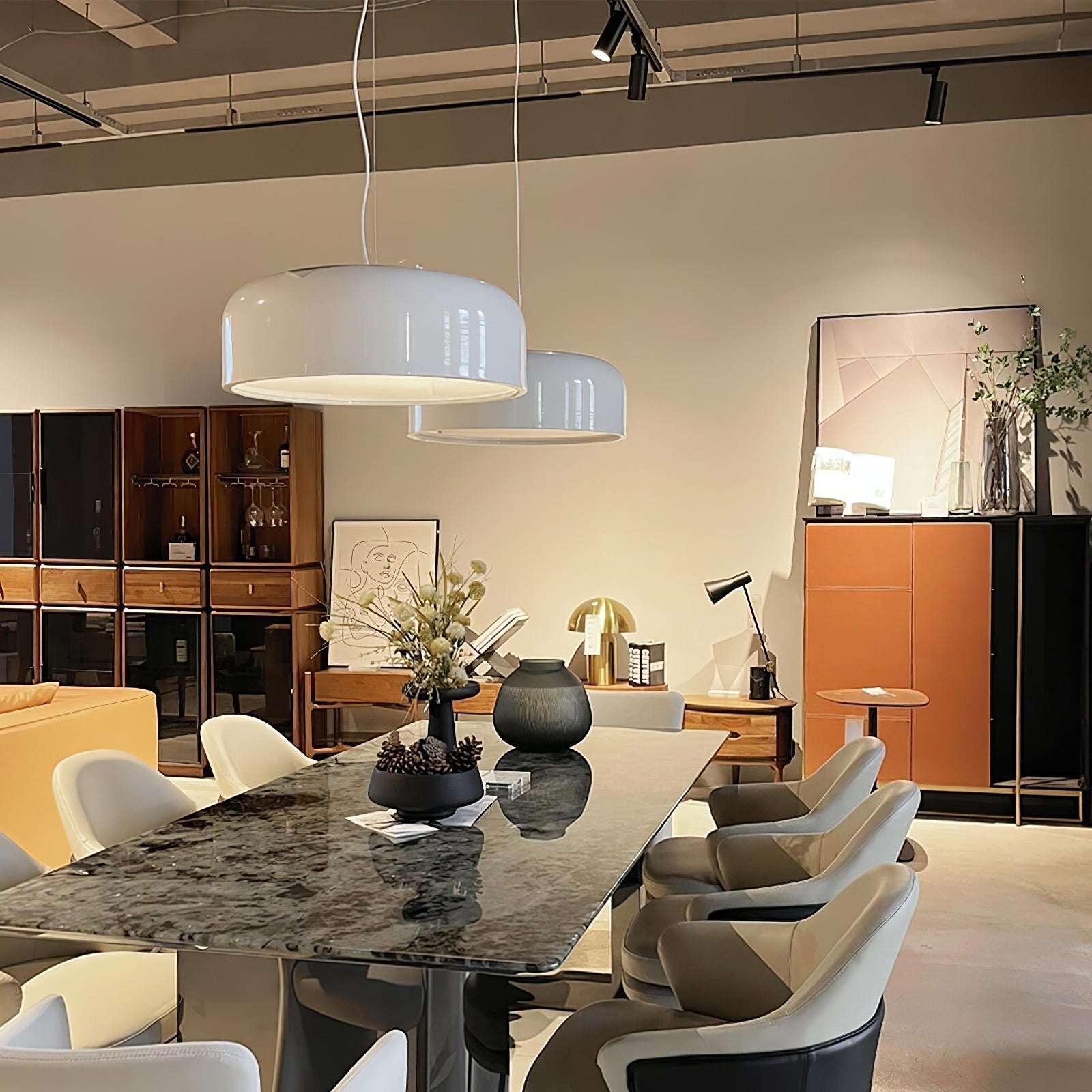 Nova pendellampa med modern design och ljusstark, platsbesparande belysning