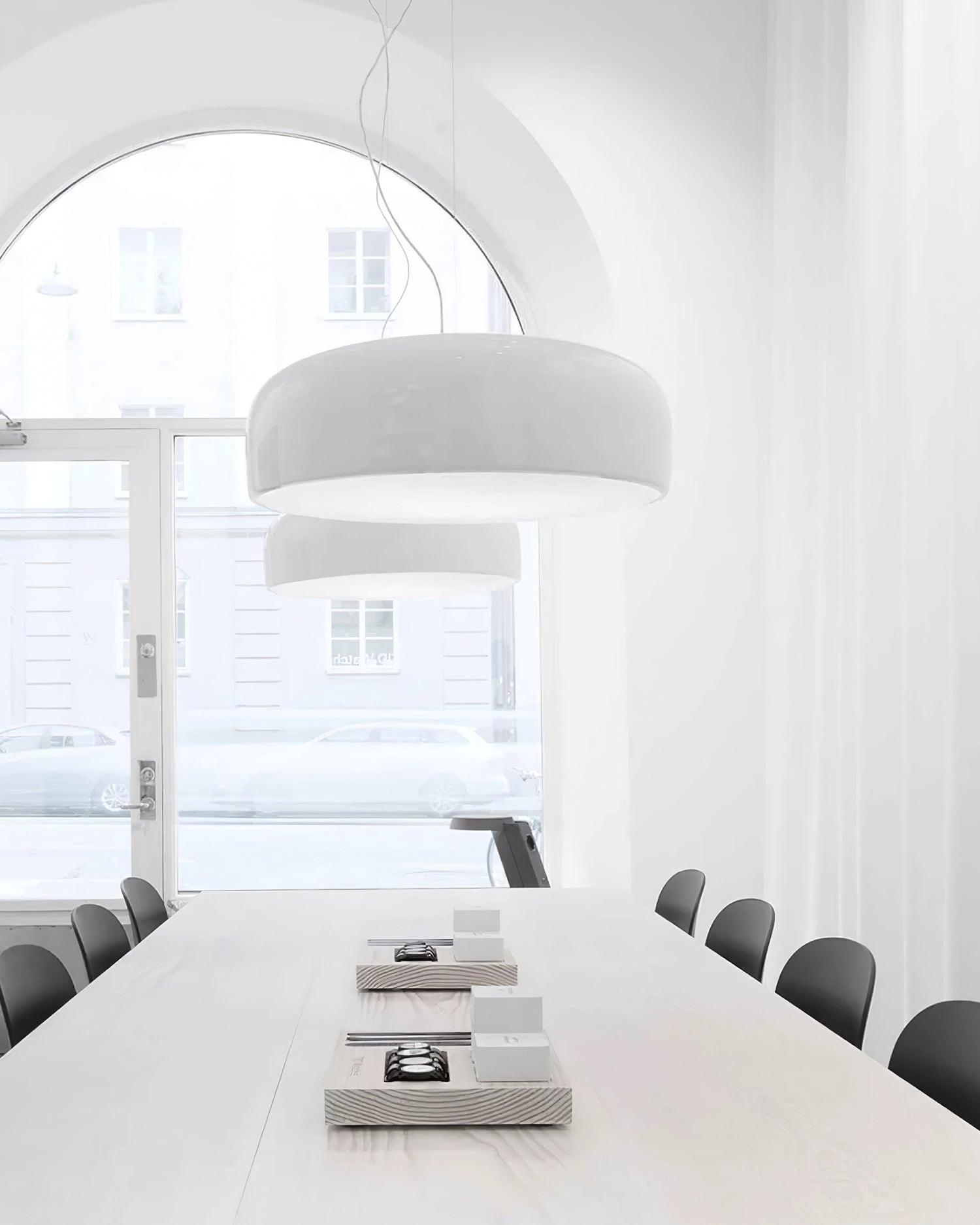 Nova pendellampa med modern design och ljusstark, platsbesparande belysning