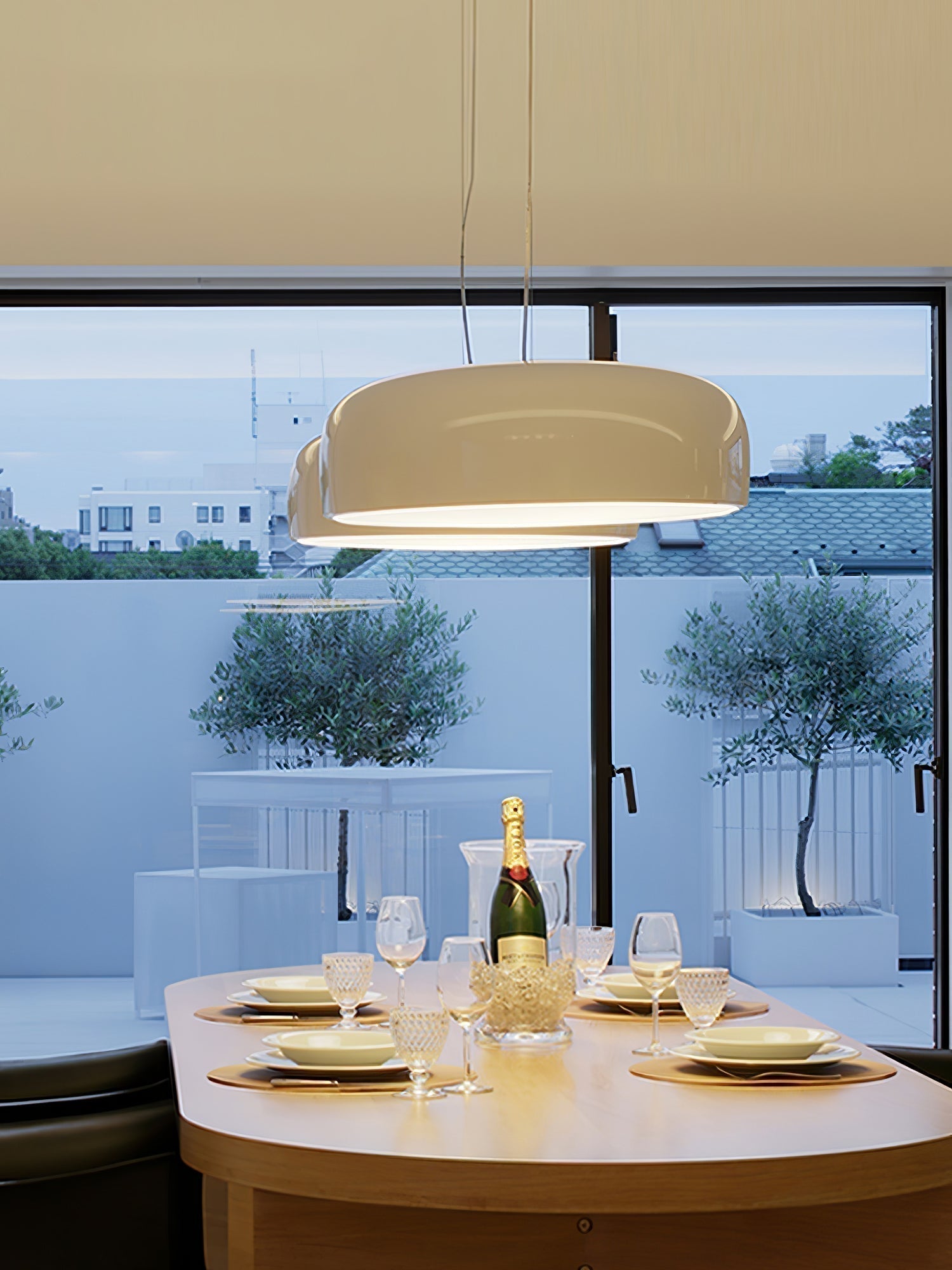 Nova pendellampa med modern design och ljusstark, platsbesparande belysning