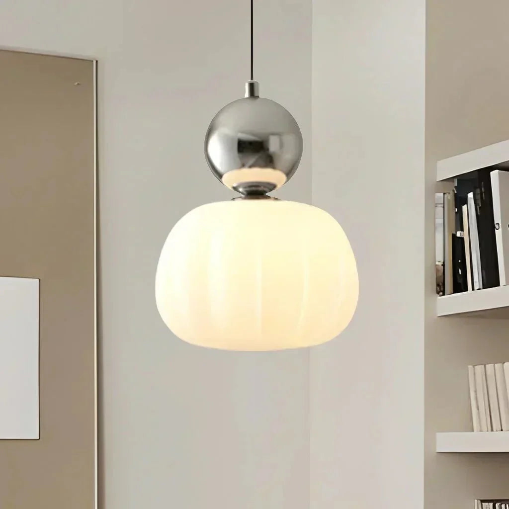 Kugelförmige Pendelleuchte mit Diffusor und metallischen Akzenten, 12 Zoll | Rosalyssa