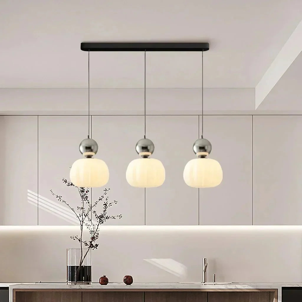 Kugelförmige Pendelleuchte mit Diffusor und metallischen Akzenten, 12 Zoll | Rosalyssa
