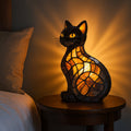 Kat natlampe med bordlampe i glasmaleri-stil til hyggelig stemning