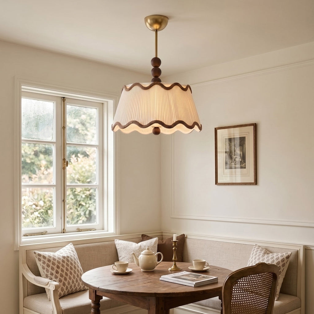 Vintage plafondlamp voor in een huisje met geplooide kap en kralen van hout