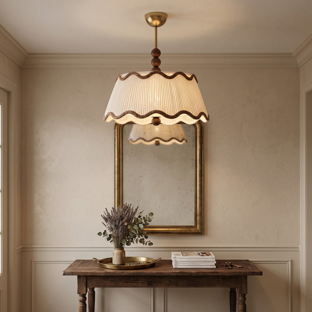 Vintage plafondlamp voor in een huisje met geplooide kap en kralen van hout