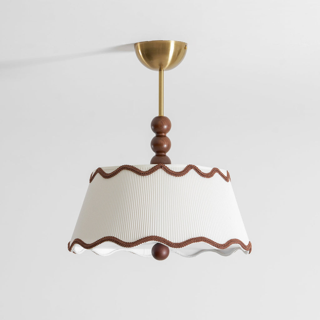 Vintage plafondlamp voor in een huisje met geplooide kap en kralen van hout