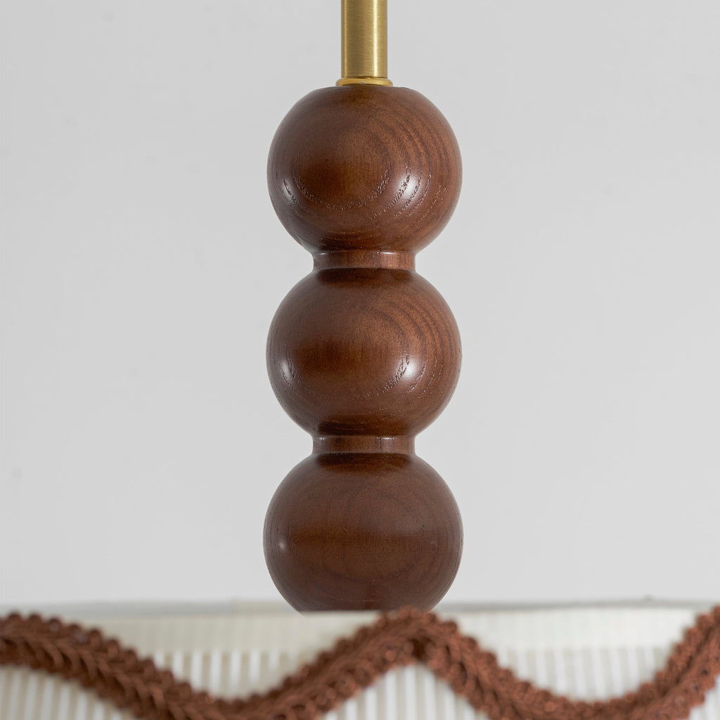 Vintage plafondlamp voor in een huisje met geplooide kap en kralen van hout