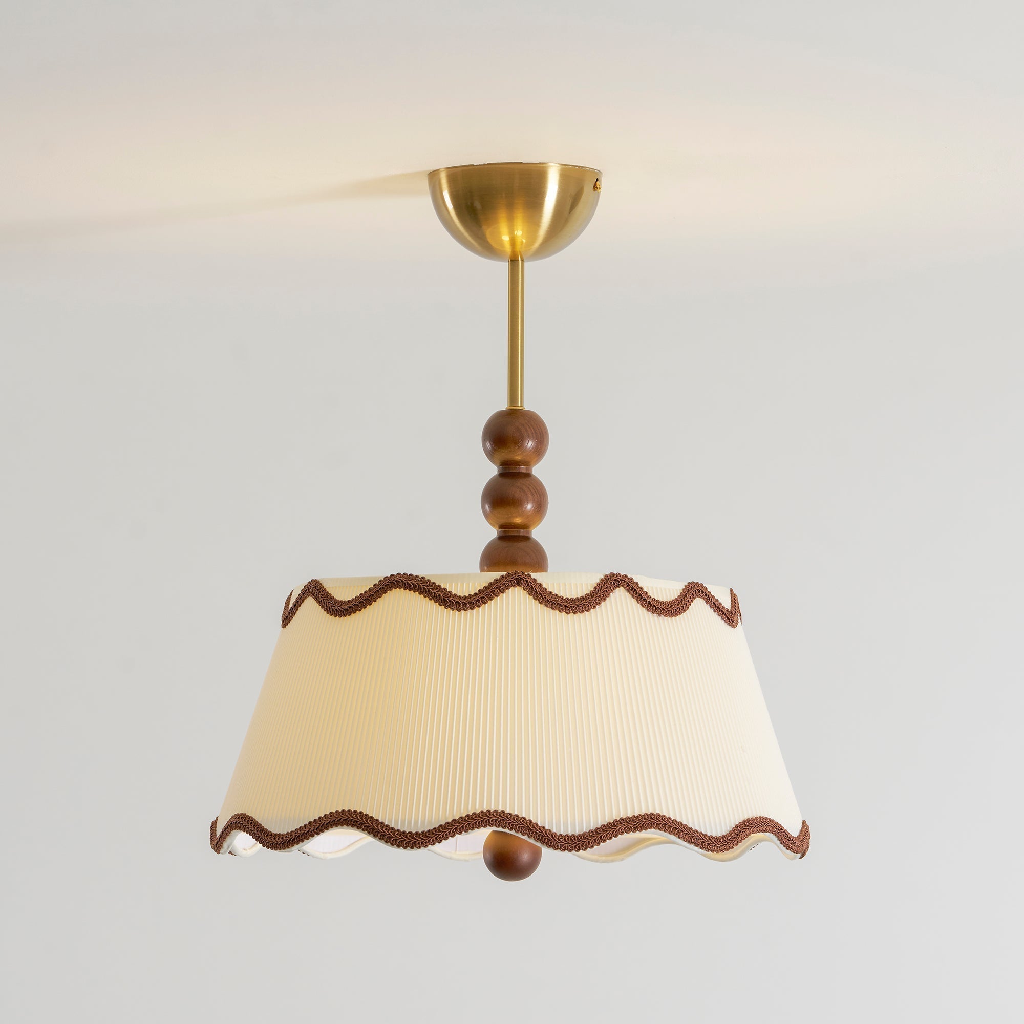 Vintage plafondlamp voor in een huisje met geplooide kap en kralen van hout