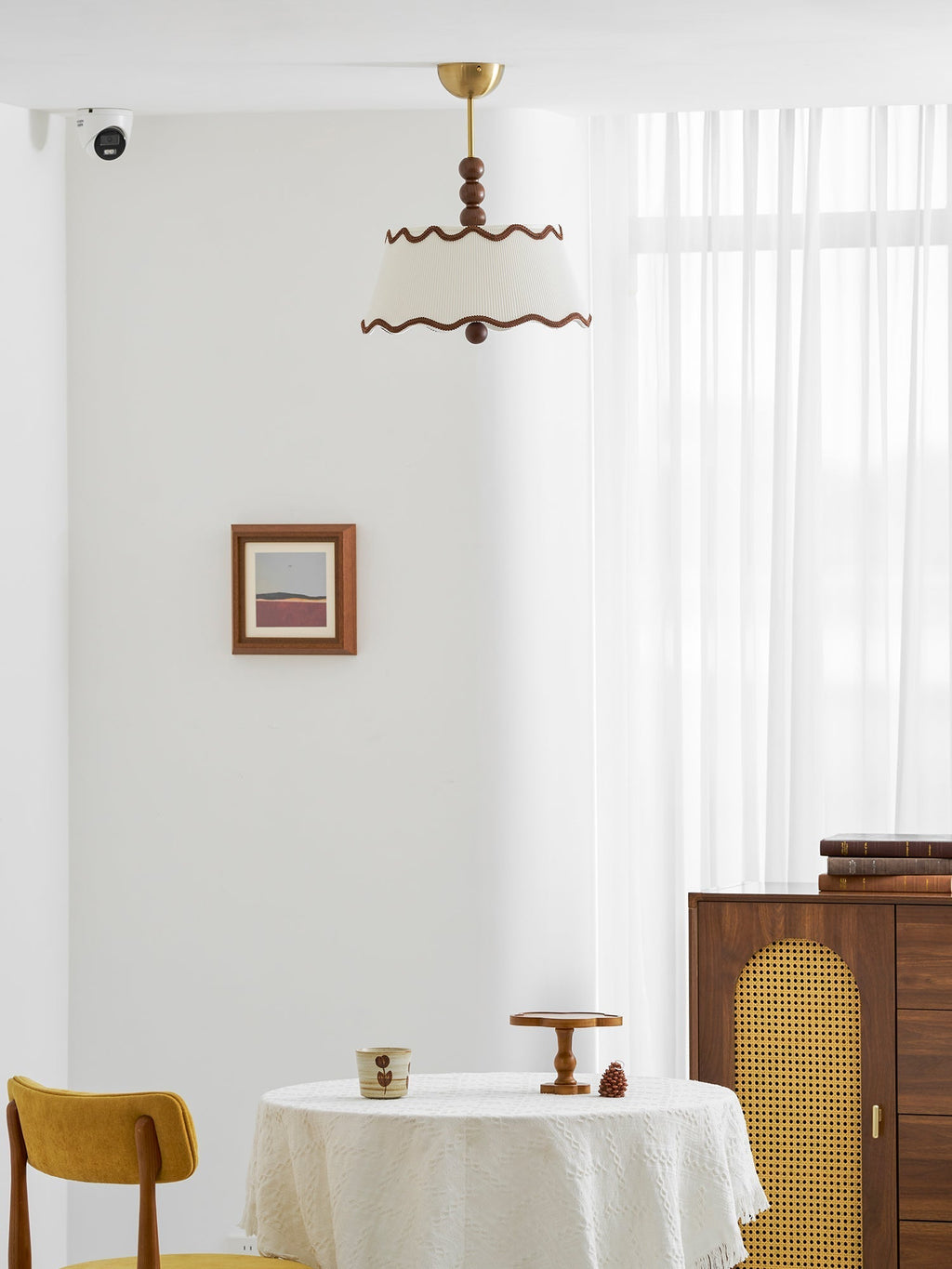 Vintage plafondlamp voor in een huisje met geplooide kap en kralen van hout