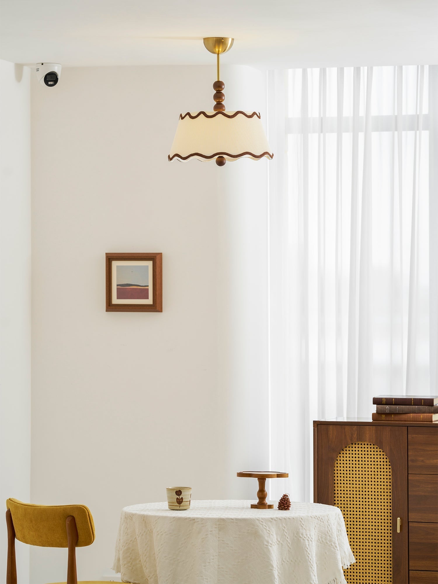 Vintage plafondlamp voor in een huisje met geplooide kap en kralen van hout