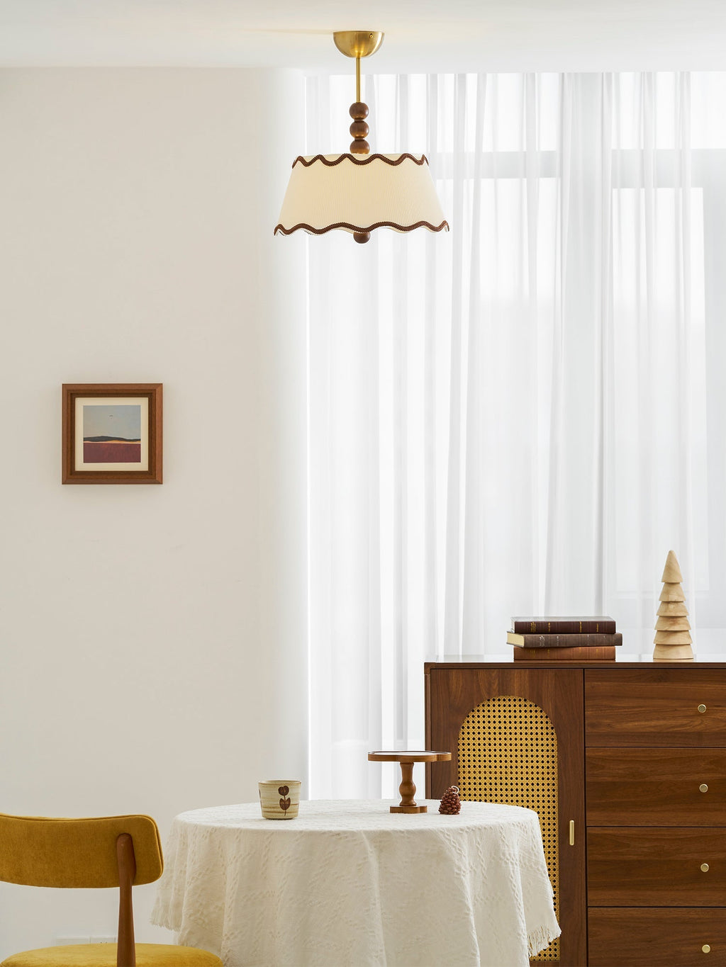 Vintage plafondlamp voor in een huisje met geplooide kap en kralen van hout