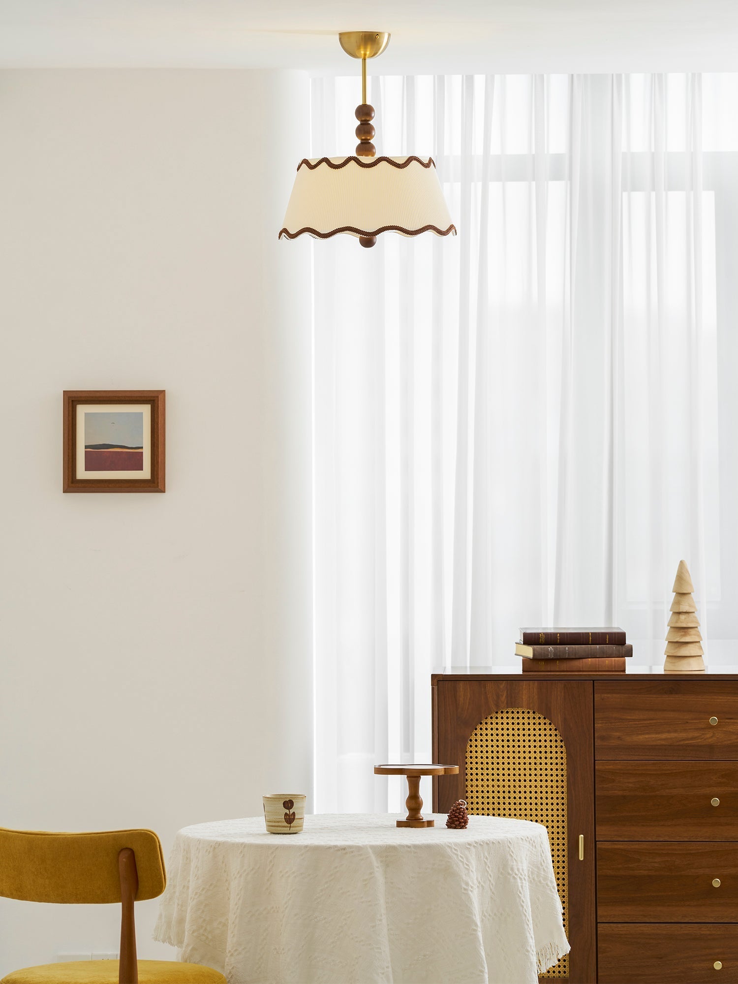 Vintage plafondlamp voor in een huisje met geplooide kap en kralen van hout
