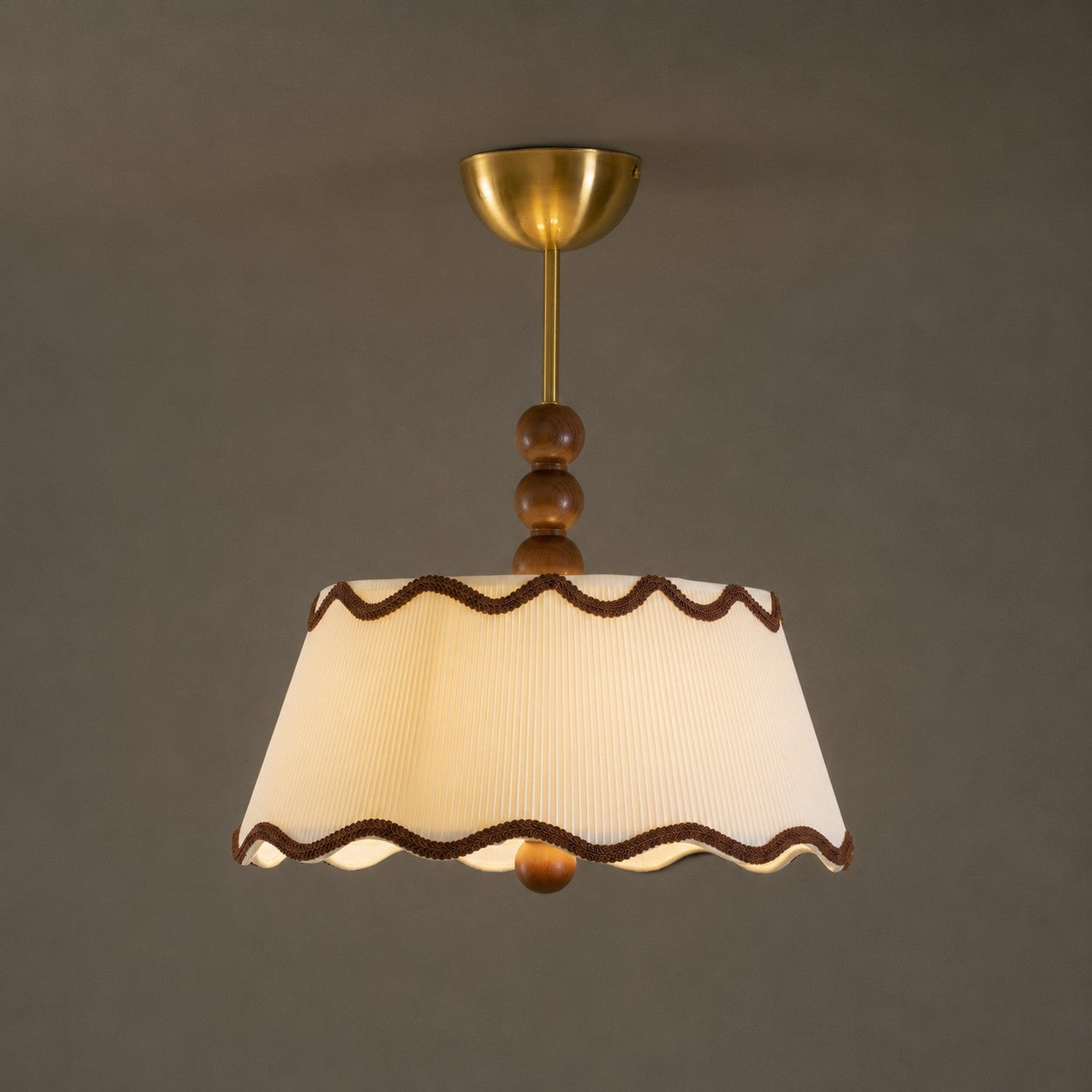Vintage plafondlamp voor in een huisje met geplooide kap en kralen van hout
