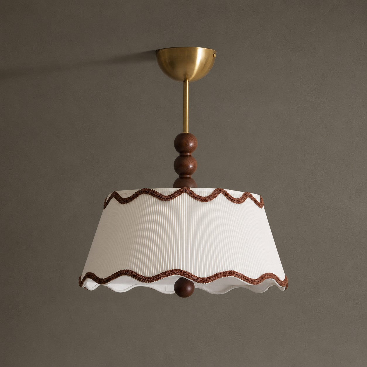 Vintage plafondlamp voor in een huisje met geplooide kap en kralen van hout