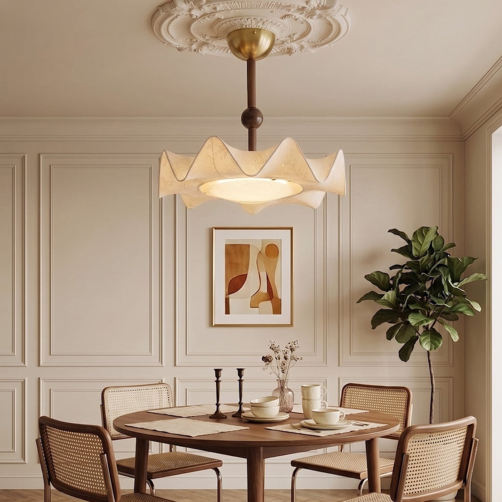 Lámpara de techo LED floral en nogal y dorado con diseño de pétalos