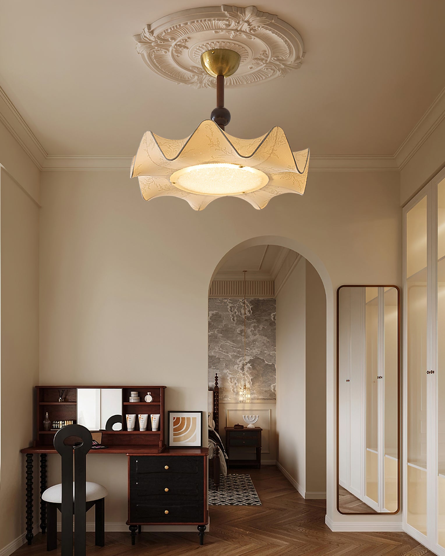 Lámpara de techo LED floral en nogal y dorado con diseño de pétalos
